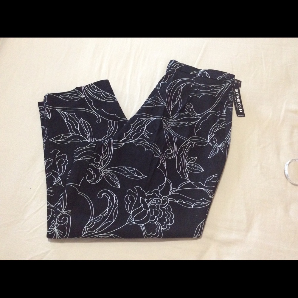 Briggs Cropped Pants with swirling line design